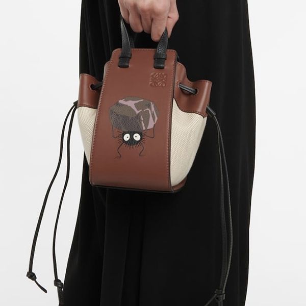 完売必至!ロエベ×ジブリ ススワタリ ハンモック 偽物 ドローストリングバッグ ミニ (クラシックカーフ&テキスタイル)A538V07X14